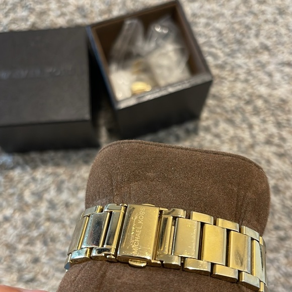 Michael Kors Watch (needs battery) - Picture 3 of 6